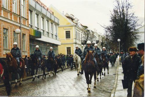 Просили сфотографироваться и покатать детей: смотрите, как выглядела конная милиция в Гродно