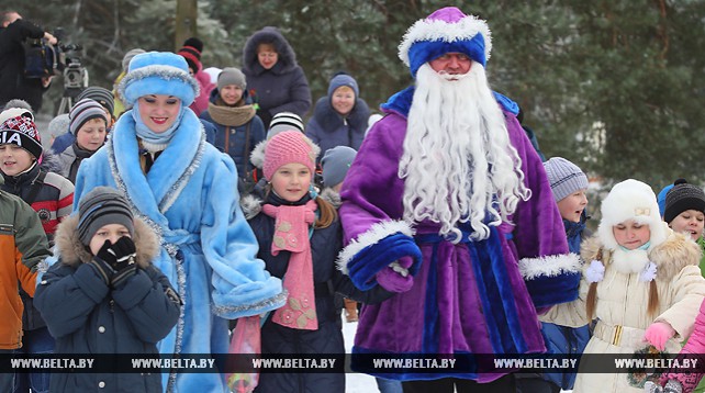 На снимке: Дед Зимник и Баба Завируха. Фото Леонида Щеглова