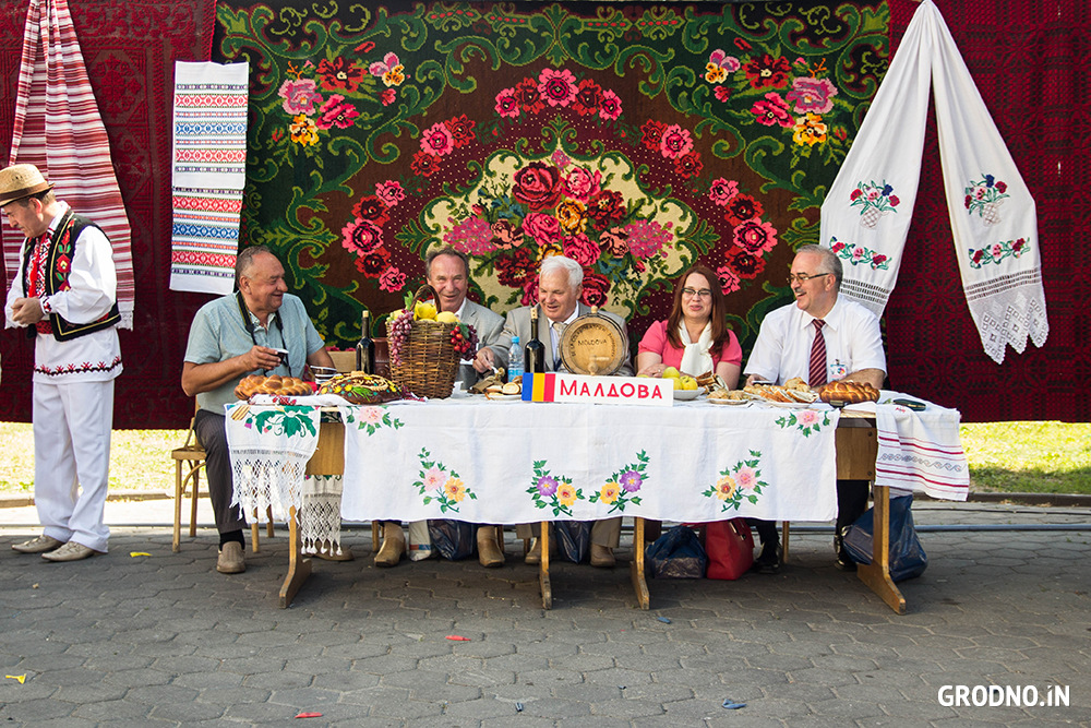 Национальные культуры гродно. Фестиваль национальных культур Гродно поляки. Фестиваль национальных культур Гродно польское подворье. Белорусское национальное подворье. Фестиваль культур.