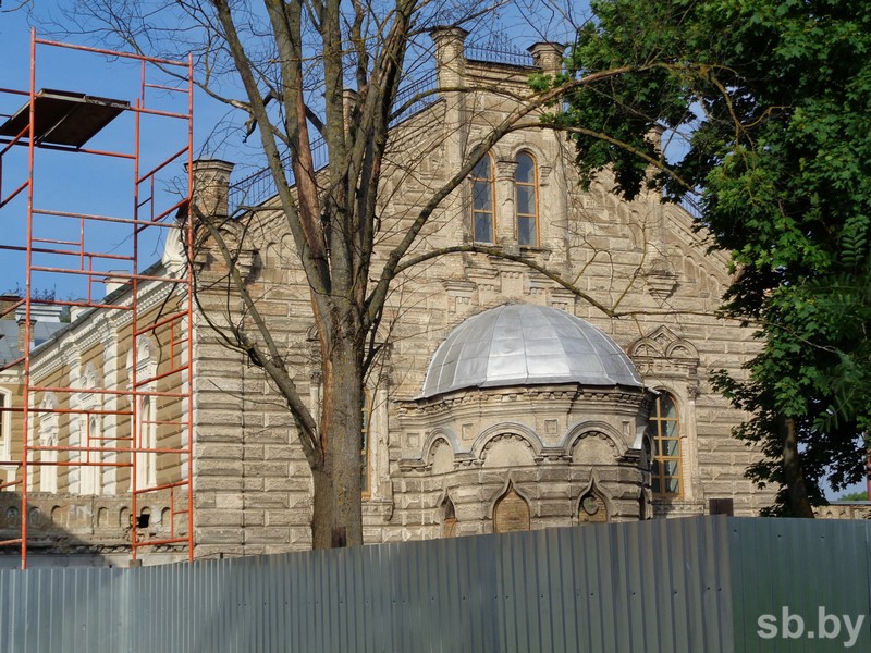 Отреставрированная и оставшаяся в прежнем виде части Гродненской синагоги выглядят как два разных здания, СБ