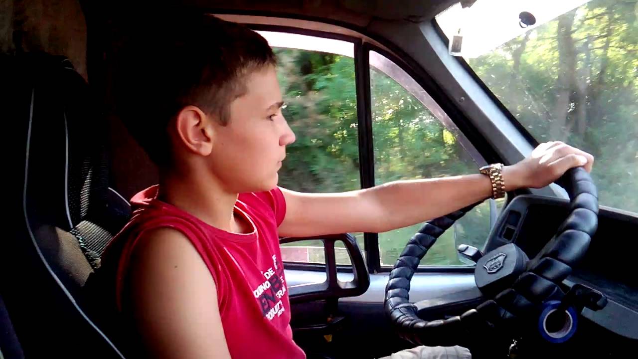 Мальчик делает машину