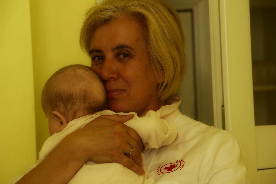 Волонтёр Красного креста, участник проекта «Няня вместо мамы», фото «Имена»