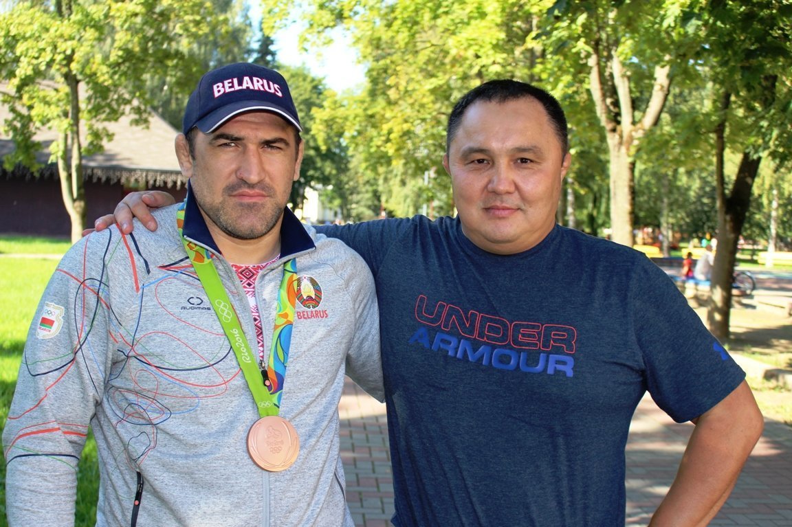 Борец Ибрагим Саидов и тренер Жуматай Шубаев