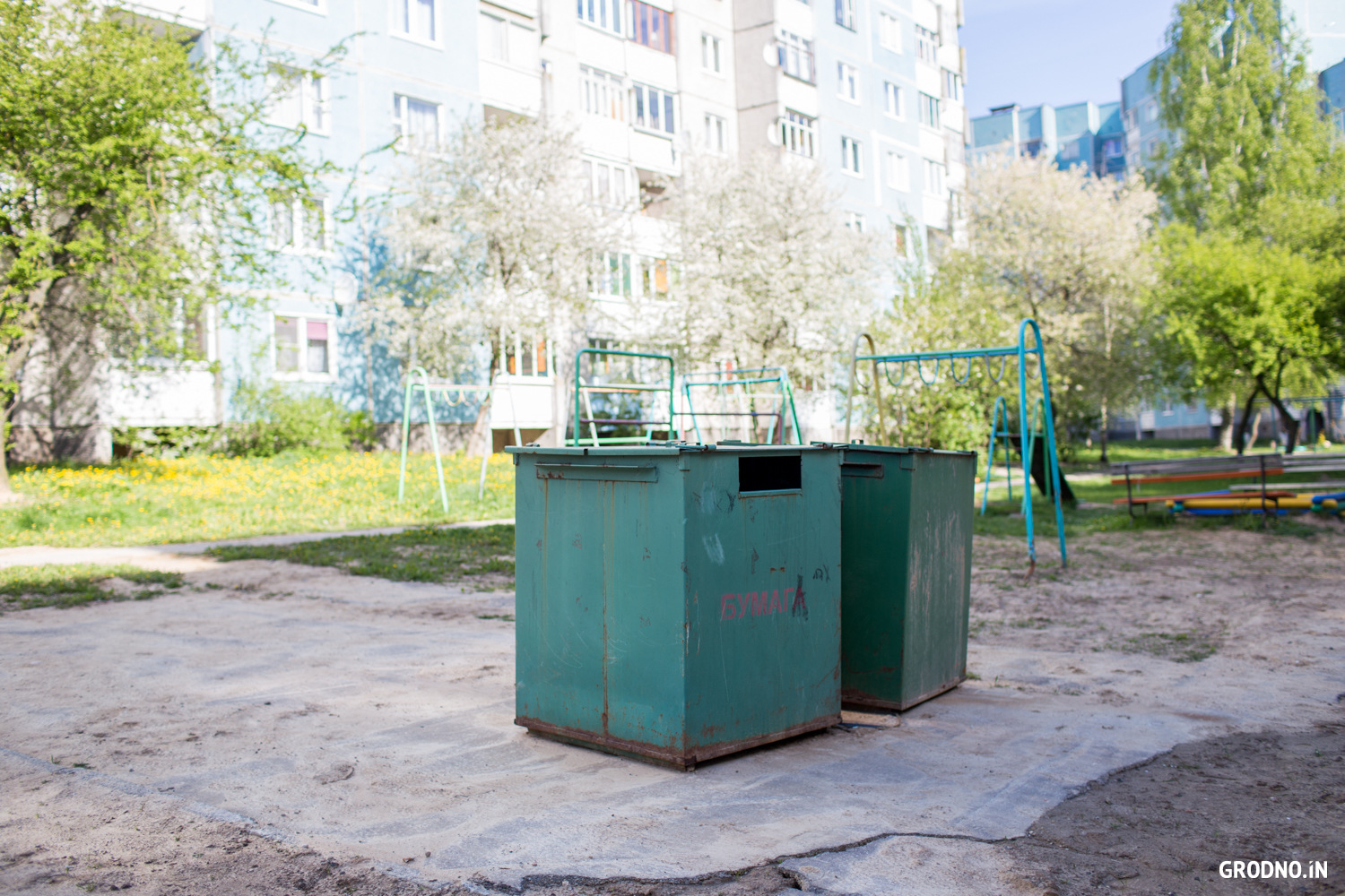 Соседний двор, на котором мусорные баки установлены на детской площадке