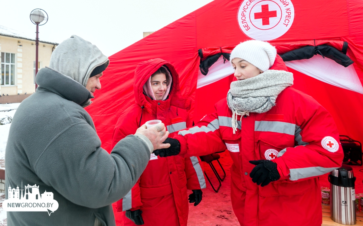 Красный крест беларусь. Волонтеры красного Креста. Добровольцы красного Креста. Волонтер красный крест организация. Белорусский красный крест.