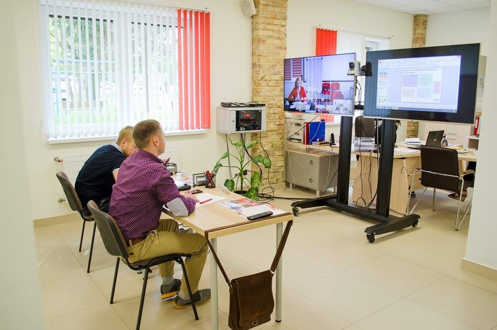 Занятия проходят в гродненском офисе Бизнес-школы ИПМ  с использованием интерактивной образовательной видеосистемы