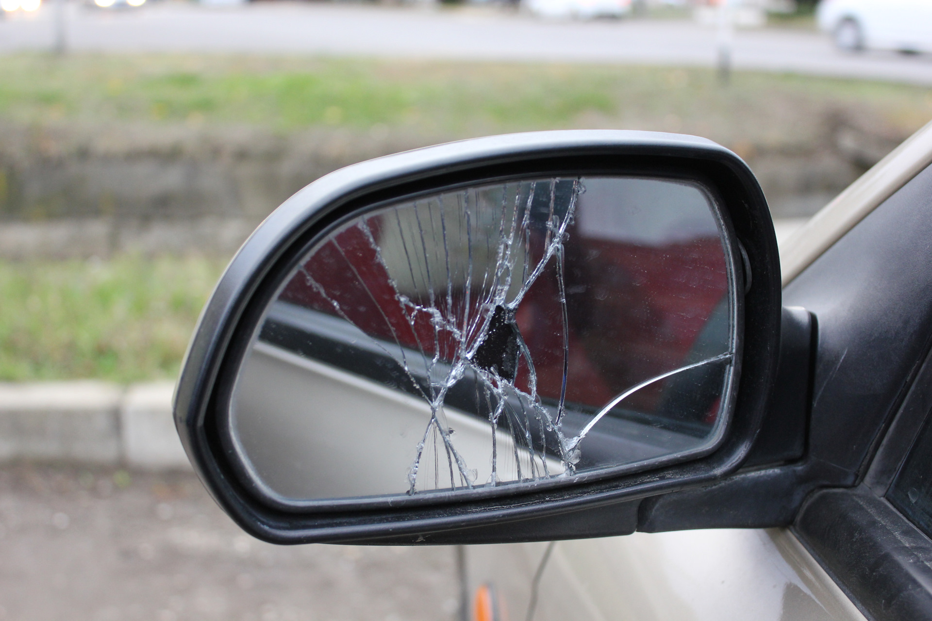 Разбилось зеркало само. Kia Spectra зеркало боковое. Боковое зеркало Татра. Зеркало автомобильное боковое. Сломанное боковое зеркало.