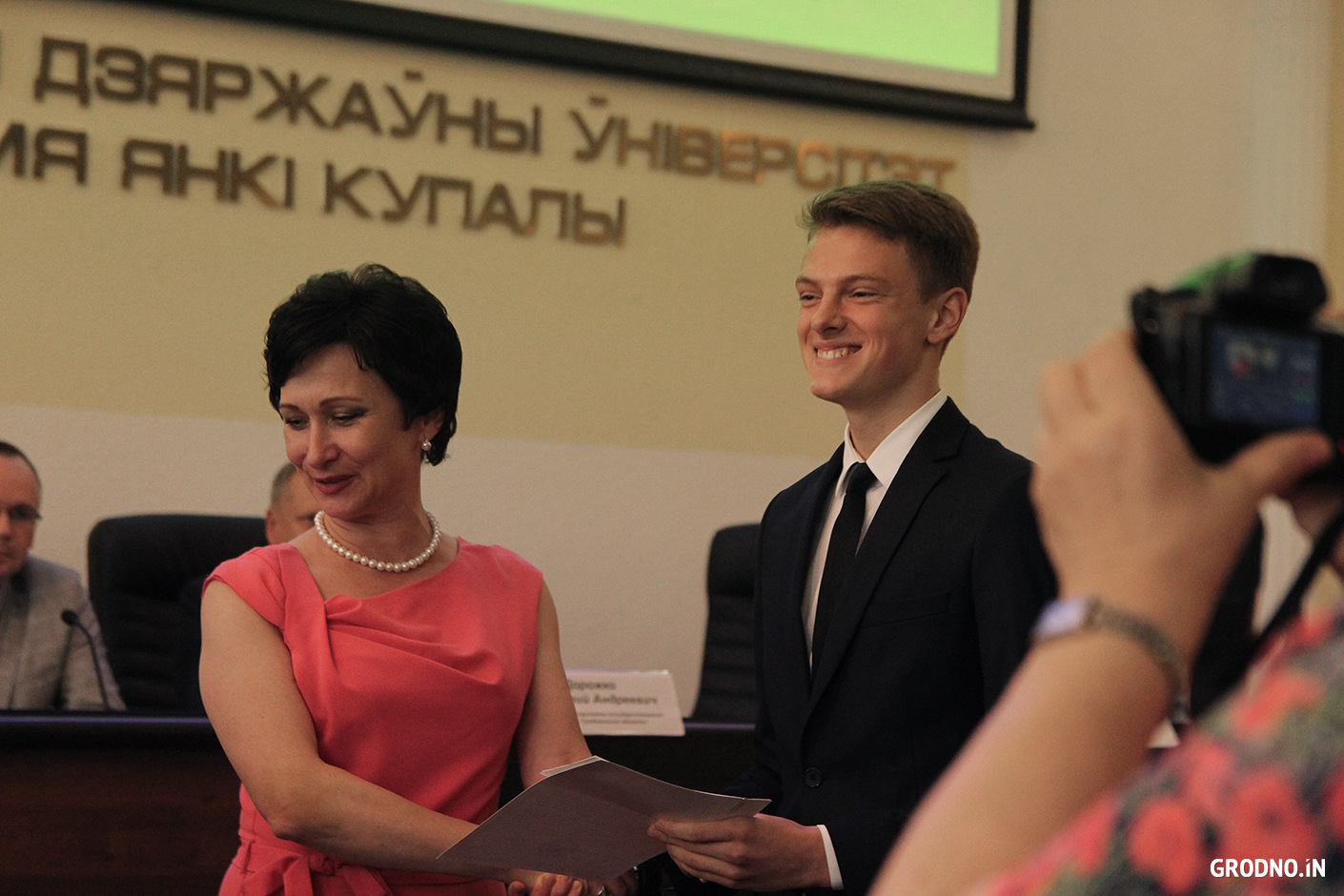 Ректор ГрГУ Ирина Китурко вручает Алексею Сутько стобалльные сертификаты по математике и английскому