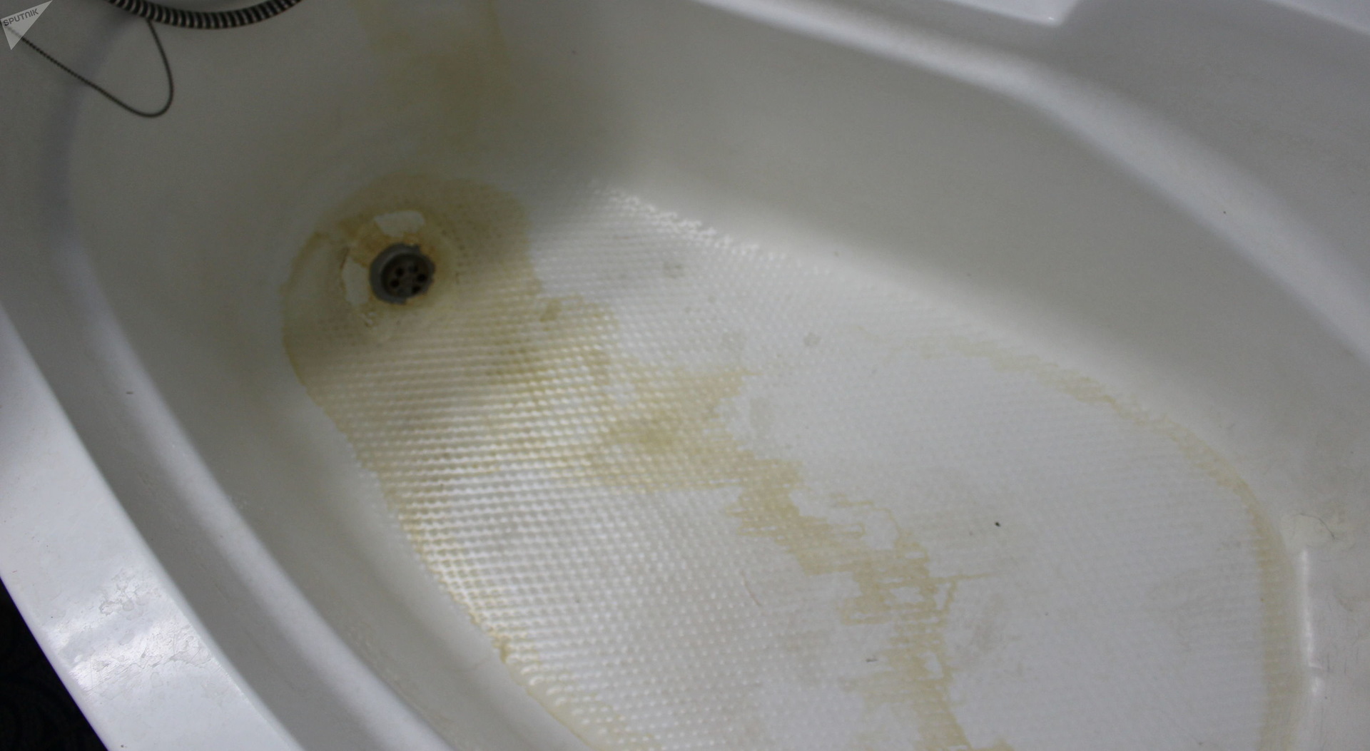 Рыжие следы в ванной можно вывести только средствами против ржавчины. Фото: Sputnik.by