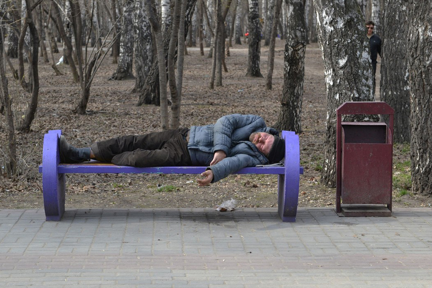 Street sleeping. Мужик в парке на скамейке.