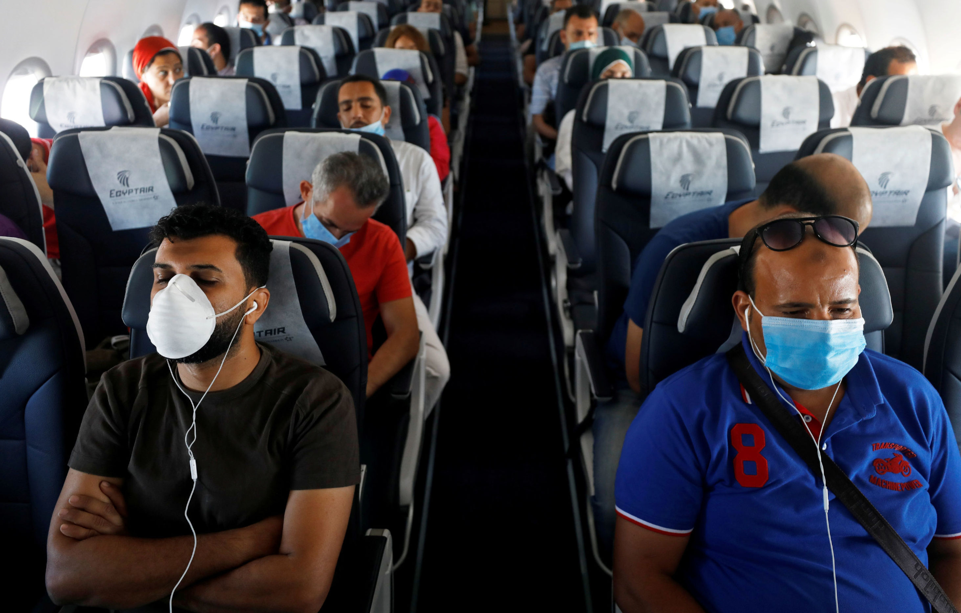 В самолете маски снимать не разрешают