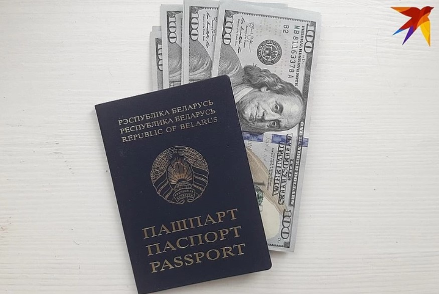 С начала 2020 года наличные доллары в Беларуси подорожали на 27,6 процента.