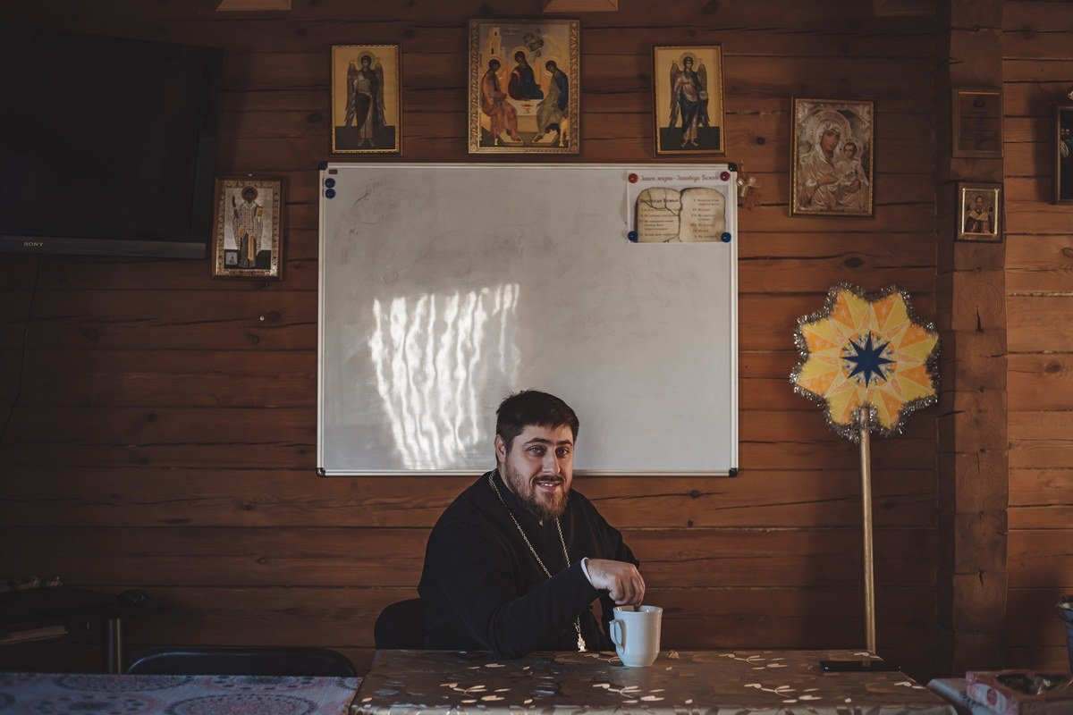 Отец Павел в воскресной школе для детей. Фото: Александр Васюкович для dev.by