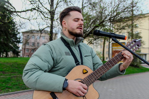 «Здесь я себя чувствую как на сцене»: один день из жизни уличных музыкантов на Советской