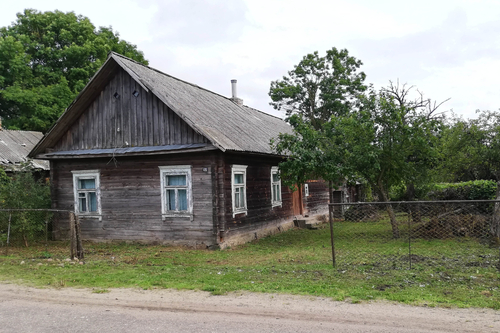 «Мне продали дом за 37 рублей. Желающих не было от слова совсем». Как семья из Гродно купила хату в деревне за базовую