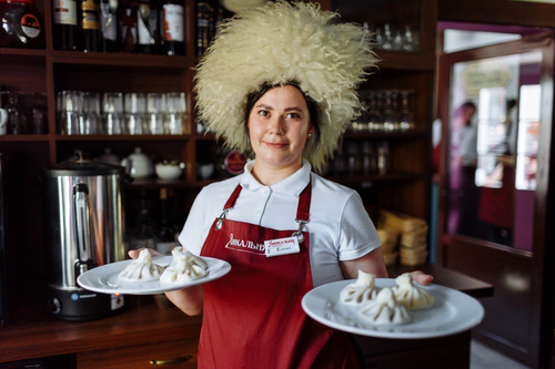 В Гродно открылось новое кафе Хинкальня: 1000 бесплатных хинкали и полный зал гостей